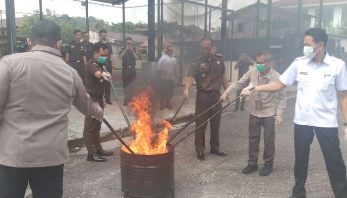 Kegiatan pemusnahan barang bukti di kejaksaan negeri poso, 25 Juni 2025